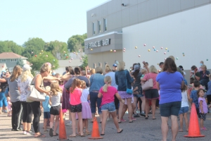 Kids and their parents wait during the annual ball drop at Viking Village Foods during its Reedikulus Day celebration. (Photo by Heather Stanek)
